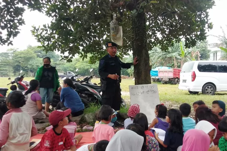 ANTUSIAS : Puluhan anak terlihat antusias mengikuti kegiatan membaca di Kelurahan Sukamaju Baru, Kecamatan Tapos, beberapa waktu lalu.&nbsp; (GERARD SOEHARLY/RADAR DEPOK)