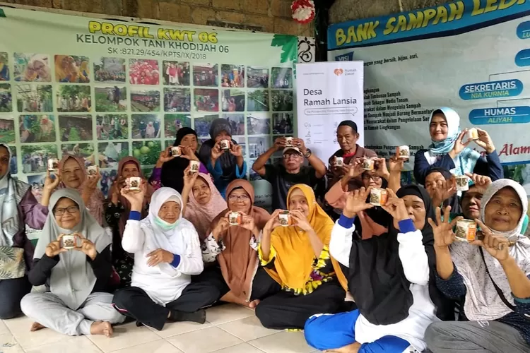 BERBAGI : Rumah Zakat berbagi superkornet kepada para lasia di Kelurahan Ratu Jaya, Kecamatan Cipayung, Kota Depok, Rabu(15/2). (ASHLEY/RADAR DEPOK )
