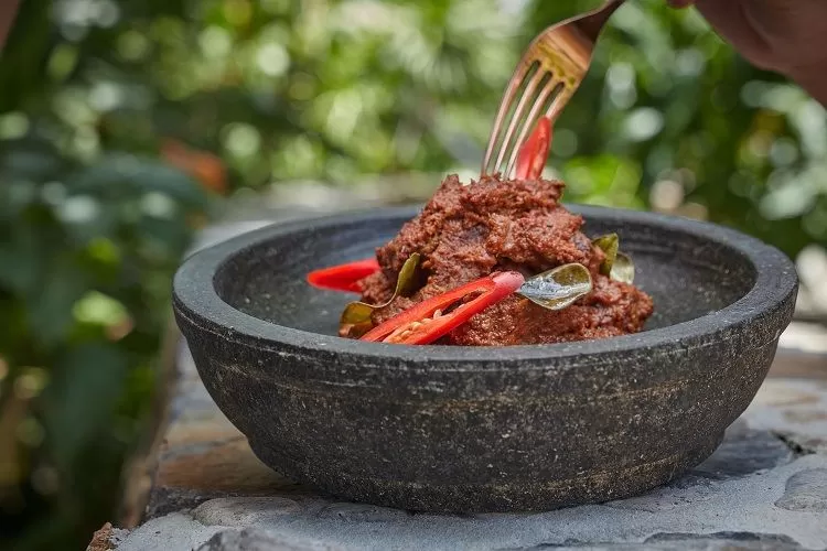Rendang adalah makanan khas Minangkabau, Padang yang bisa dimasak dengan rice cooker loh! (Sari Bundo)