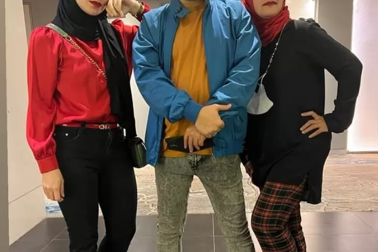 Indra Bekti akhirnya tampil sebagai MC dalam konser Blue, Selasa 14 Februari 2023.  (Instagram @dhila_bekti)