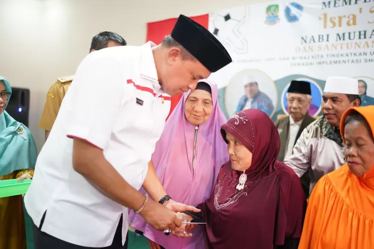 Plt Wali Kota Bekasi Tri Adhianto memberikan santunan anak yatim dan dhuafa pada Isra Mi'raj di Kelurahan Jakasampurna, Bekasi Barat, Kota Bekasi. (Humas Pemkot Bekasi)