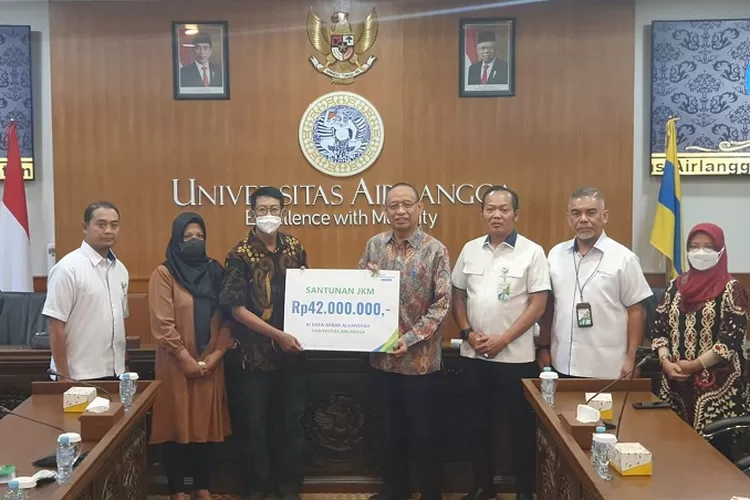  Jajaran BPJS Ketenagakerjaan saat menyerahkan santunan untuk mahasiswa Unair Surabaya secara simbolis