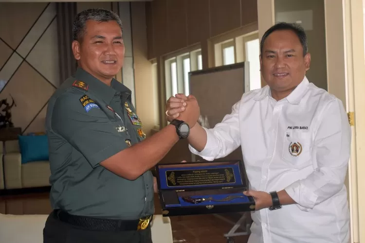 Panglima Komando Daerah Militer III/Siliwangi (Pangdam III Siliwangi), Mayor Jenderal Kunto Arief Wibowo bertemu dan silaturahmi dengan jajaran Pengurus PWI Jawa Barat.