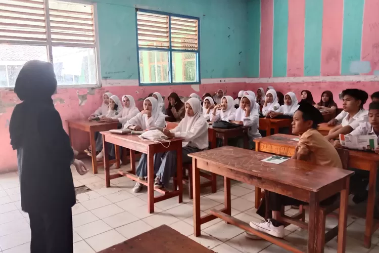 Potret Tim Penerima Mahasiswa Baru (PMB) UNUSIA berkolaborasi dengan Program Studi Akuntansi UNUSIA melakukan sosialisasi pada Selasa, 14 Februari 2023 di beberapa sekolah di Jawa Barat. (Bogor Times /Usman Azis)