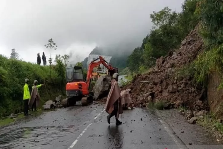 Sejumlah sukarelawan saat melakukan evakuasi material longsoran yang menutup badan jalan di Desa Gondosuli Kecamatan Tawangmangu, Kabupaten Karanganyar, Jawa Tengah, Rabu (15/2/2023). ( ANTARA/Bambang Dwi Marwoto. )