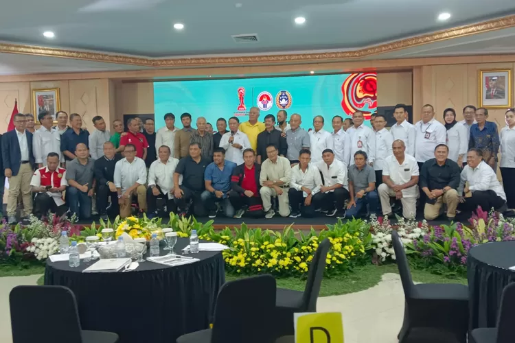Menpora Zainudin Amali kembali menekankan pentingnya penyempurnaan Inpres Nomor 3 Tahun 2019, tentang Percepatan Pembangunan Persepakbolaan Nasional bersama ekosistem sepakbola Indonesia, seperti para legend pemain, pelatih timnas sepakbola dengan mencantumkan kata PSSI dalam Inpres tersebut  (AG Sofyan)