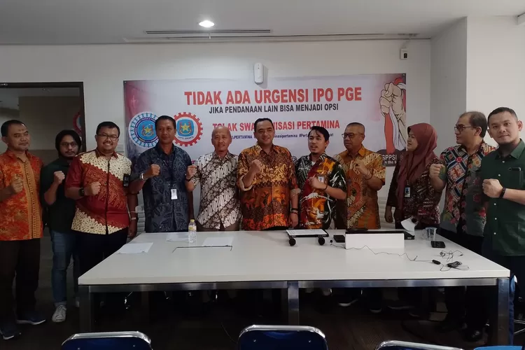 Ketua SPPSI DKI Jakarta Muhammad  Anis  (keenam dari kanan) bersama seluruh pimpinan  SPPSI DKI menyampaikan keterangan pers terkait  rencana  aksi penolakan IPO PGE di  kantornya, Rabu (15%2/2023).