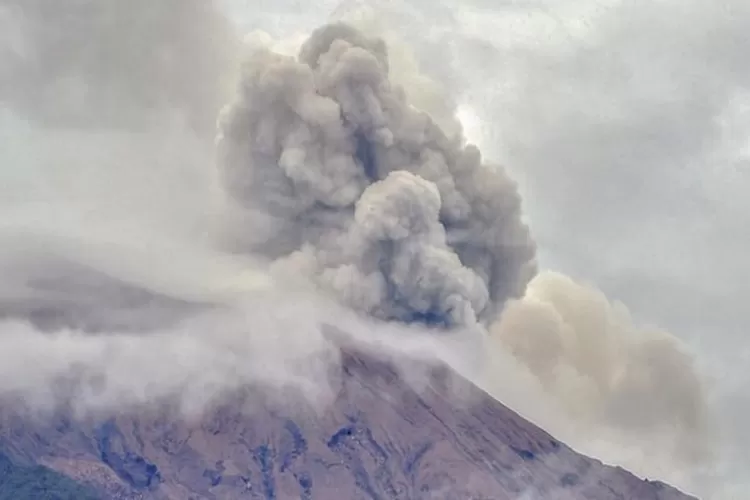 Erupsi Gunung Kerinci. (polri.go.id.)