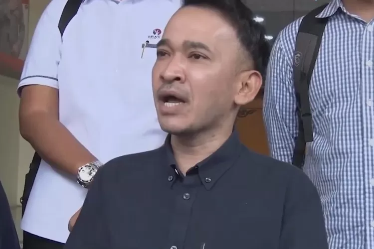 Murka, Ruben Onsu melaporkan haters yang dianggap memfitnah istrinya Sarwendah dan Betrand Peto terlibat hubungan mesra. Dia menyebutkan pelaku terlahir bukan dari rahim manusia. (IntipSeleb Official)