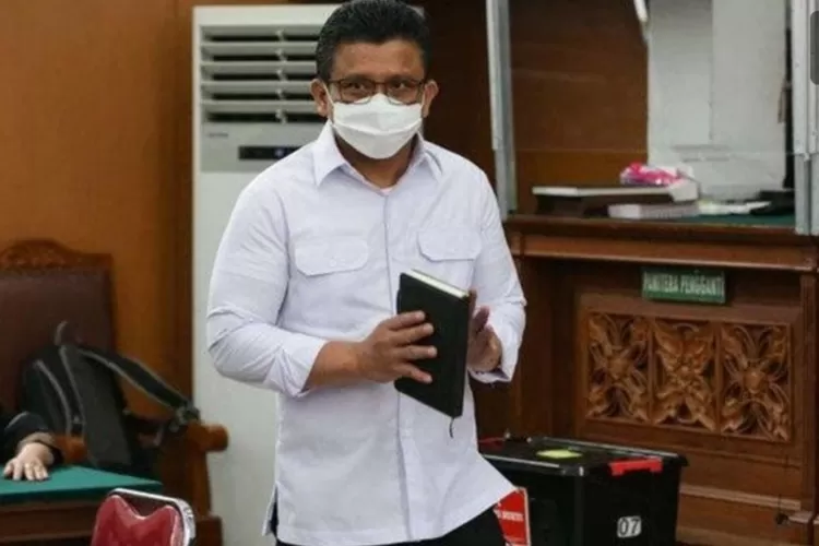 Ferdy Sambo terlihat menyerahkan buku hitam pada pengacara (YouTube)