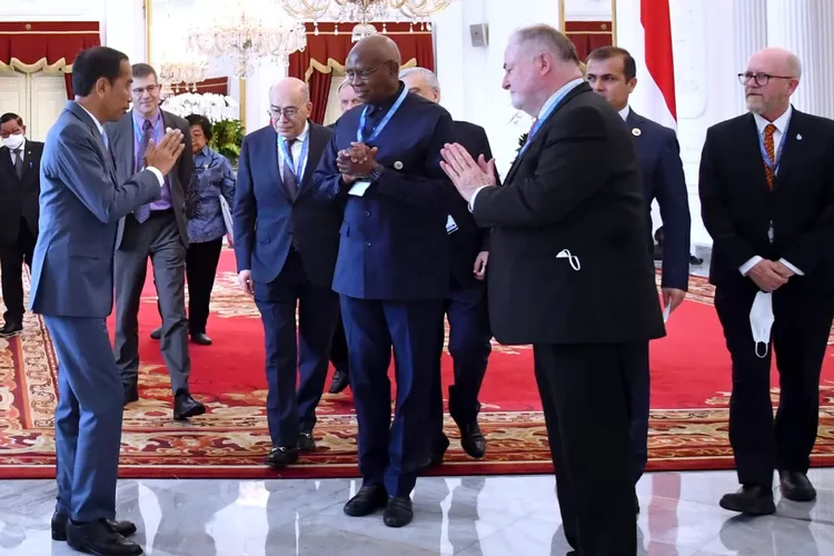 Presiden Republik Indonesia Joko Widodo (Jokowi) menerima Presiden World Water Council, Loic Fauchon, dan delegasi di Istana Merdeka (dok. setkab RI)