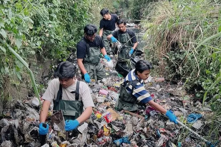 Viral Pandawara Group Sosok Pemuda Terjun Bersihkan Sampah Sungai Banjir Pujian Warganet