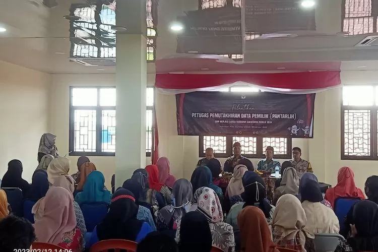 PELANTIKAN : Petugas Pemutakhiran Data Pemilih (Pantarlih) Kelurahan Pasir Gunung Selatan (PGS) Tahun 2023. (ANDIKA EKA/RADAR DEPOK)