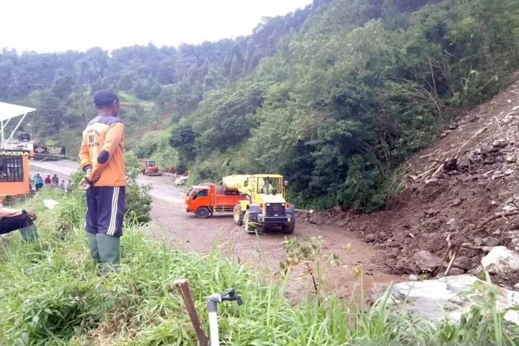 Sejumlah petugas relawan saat melakukan evakuasi material longsoran yang menutup akses jalan di Desa Gondosuli Kecamatan Tawangmangu Karanganyar, Jateng, Kamis (16/2/2023).  (ANTARA/Bambang Dwi Marwoto. )