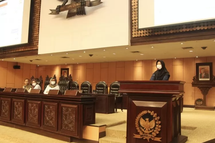 siswi SMP Prima Cendekia Islami kelas 7C, Natasha Amellia Mandari ketika berpidato dari atas podium ruang Nusantara V DPR-MPR RI = Foto: Henry Lukmanul Hakim