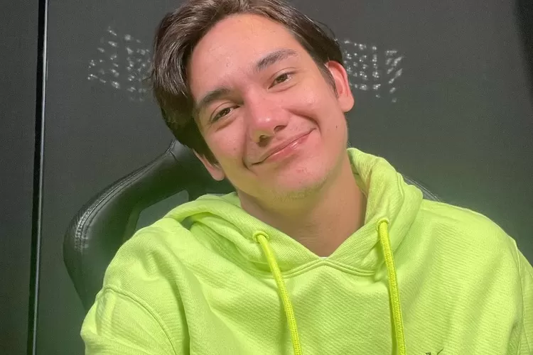 Potret Adipati Dolken (Instagram @adipati)