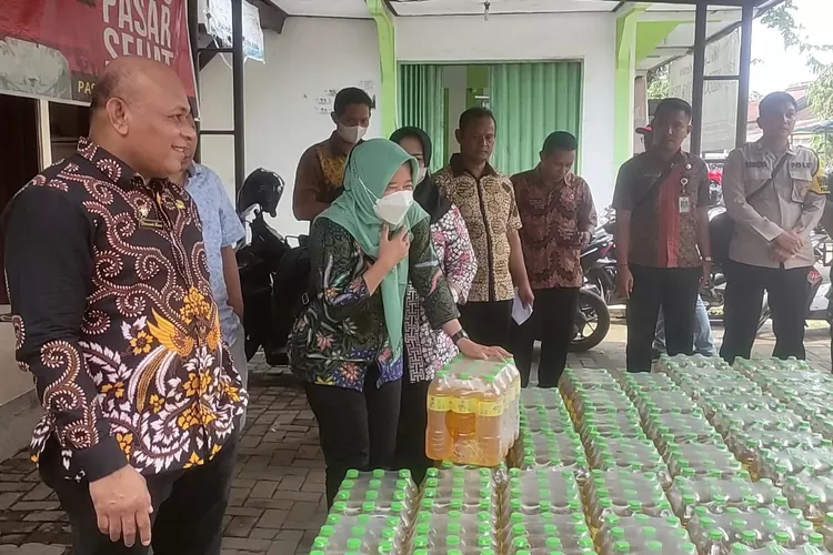 Disdagkop UKM Kendal menyalurkan minyakita di Pasar Kendal dan diperuntukan untuk pedagang. (edi prayitno/kontributor Kendal)