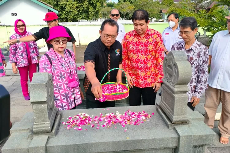 Ziarah PWI DIY dalam rangka HPN 2023 ke makam tokoh pers, (Humas PWI DIY)