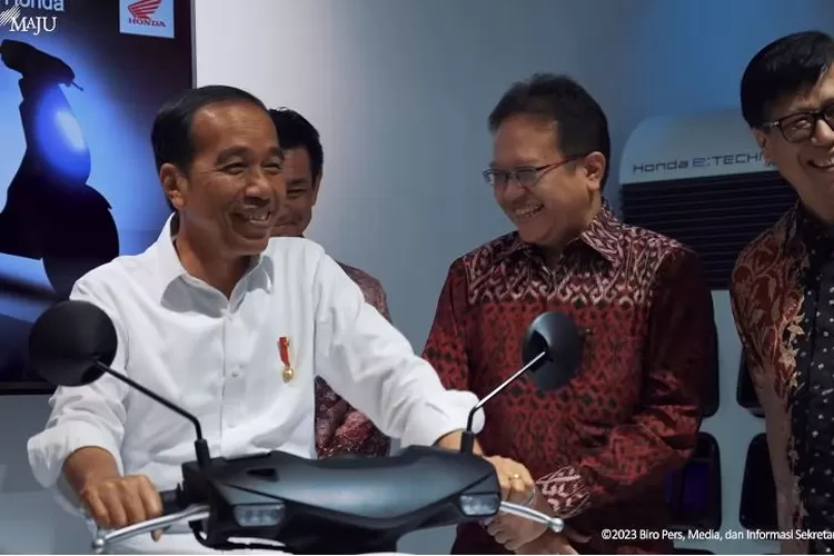 Honda Pamerkan Produk Kelas Dunia di IIMS 2023, Jokowi Semringah Jajal Motor Listrik