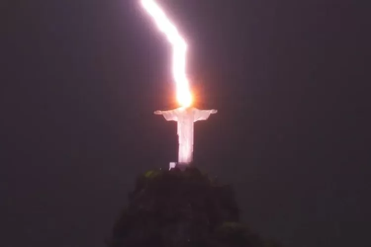 Seorang warga setempat memotret Patung Yesus Kristus di Rio Janiero, Brasil tersambar petir saat hujan deras melanda. ( Instagram.com/@fsbragaphotos)