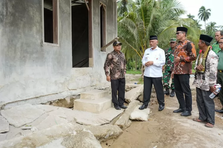 Gubernur Sumbar Mahyeldi Ansharullah menyalurkan 75,8 ton beras untuk korban banjir di 6 (enam) Kecamatan, Kabupaten Padang Pariaman. (Humas Pemprov Sumbar)