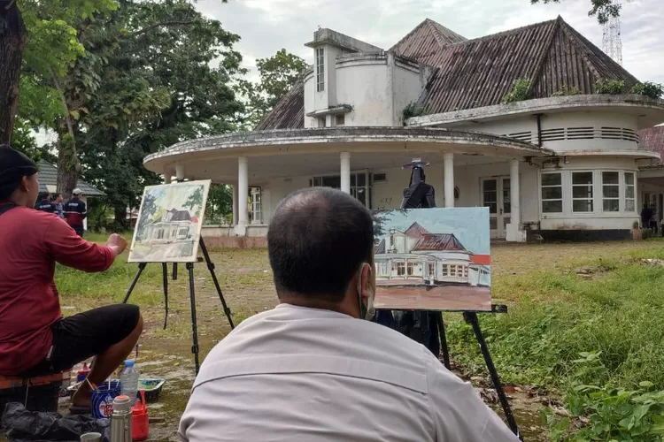 Benarkah pelestarian cagar budaya di Palembang masih &lsquo;jauh panggang dari  api&rsquo; Seniman, sejarawan, dan budayawan melakukan bakti sosial di salah satu gedung yang dinilai terlantar, Balai Pertemuan. Seniman lukis mengabadikan Balai Pertemuan yang kondisinya memprihatinkan. 
