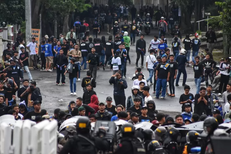 Suporter PSIS Semarang tampak mendesak masuk Stadion Jatidiri untuk menyaksikan laga PSIS vs Persis Solo. (Ayosemarang.com/ Audrian Firhannusa)