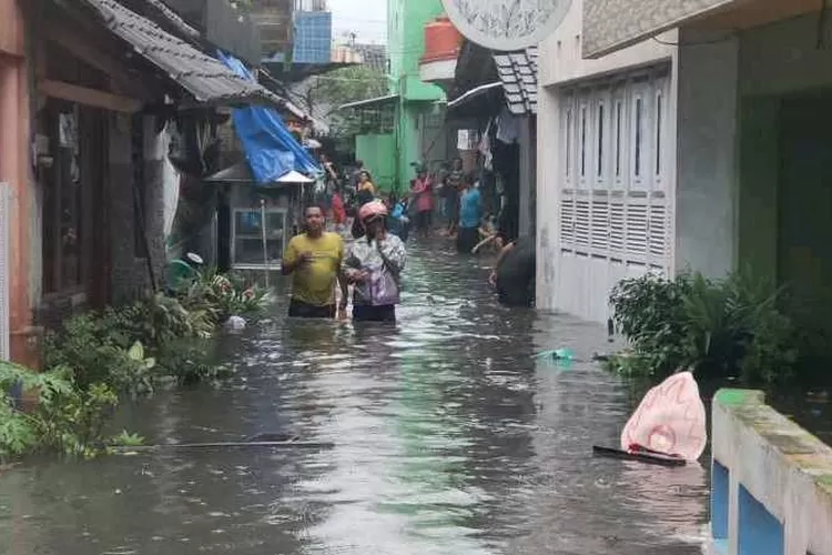 Banjir yang melanda Kota Solo, hingga Jumat siang air belum surut (Endang Kusumastuti)
