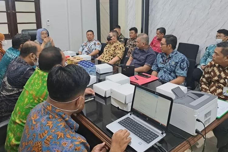  Kepala Kantor Cabang BPJS Ketenagakerjaan Juanda, Rudi Susanto (kanan) dalam Rakor bersama jajaran Pemkot Surabaya