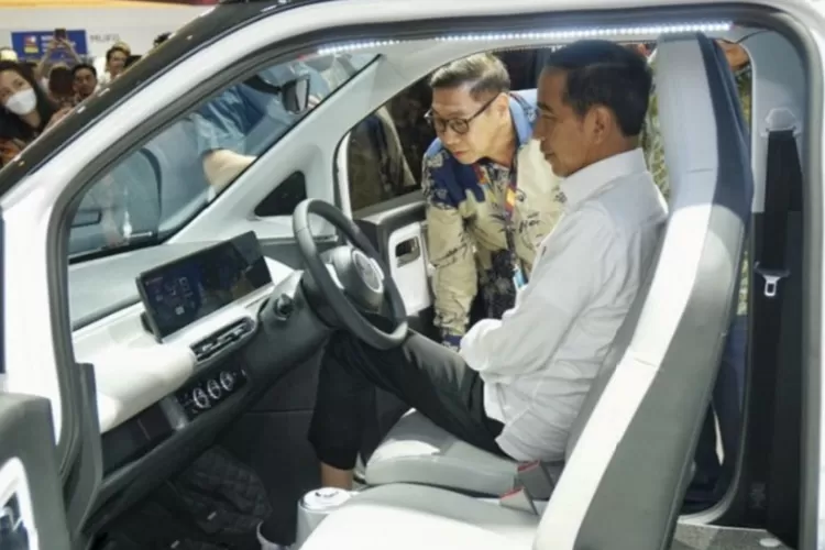 Joko Widodo hadir di IIMS 2023 dan mengunjungi booth Wuling Motors (Wuling)