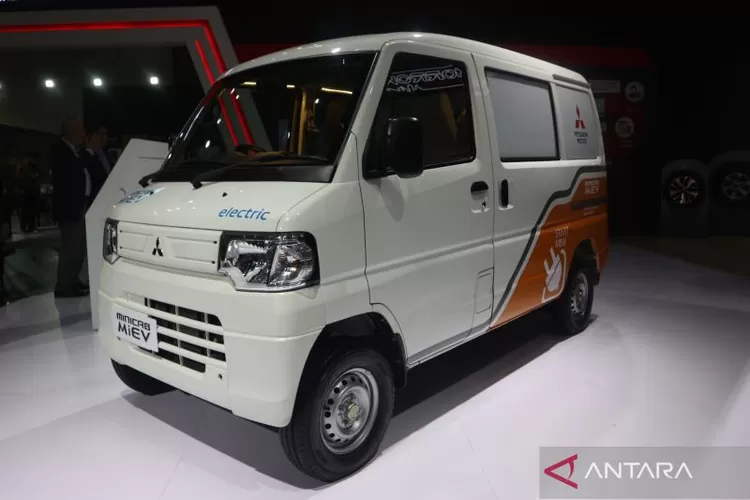 Mini van berbasis listrik Minicab MiEV yang dipamerkan pada pembukaan Indonesia International Motor Show (IIMS) 2023, di JIExpo Kemayoran, Jakarta, Kamis (16/2/2023).  (ANTARA/Pamela Sakina)