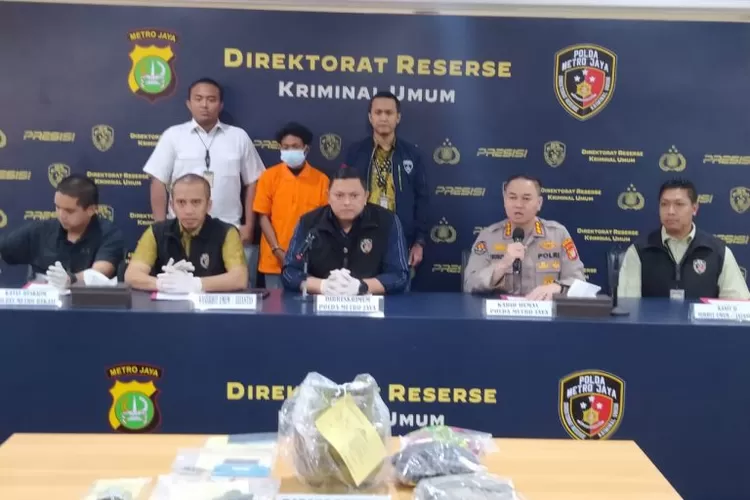 Polisi menggelar jumpa pers pembunuhan pedagang ayam di Bekasi  (istimewa )