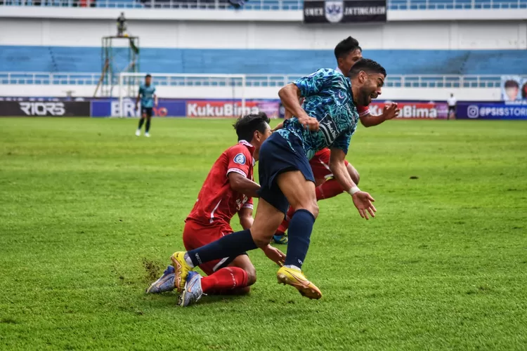 Pemain PSIS Semarang, Vitinho dilanggar pemain Persis Solo, Samsul Arief. Babak pertama masih imbang 0-0.  (Ayosemarang.com/ Audrian Firhannusa)