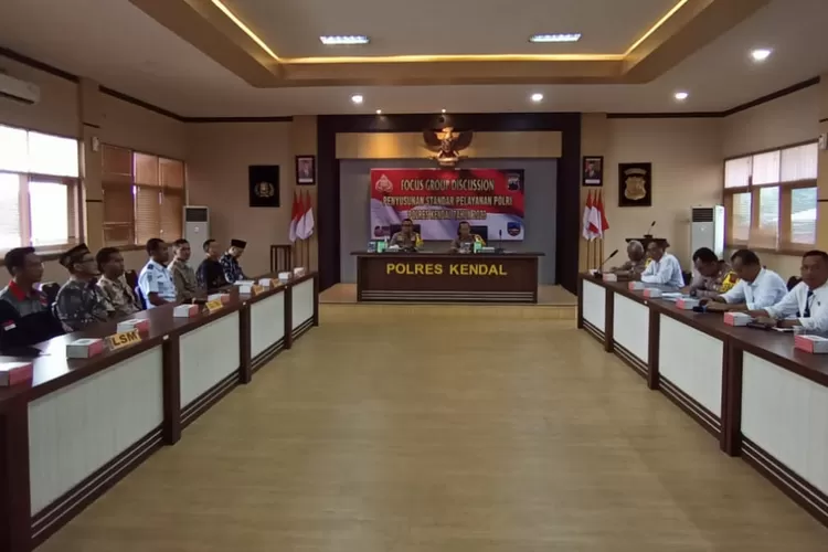 Penyusunan standar pelayanan Polri  Polres Kendal 2023 dengan tokoh masyarakat, akademisi dan tokoh agama. (edi prayitno/kontributor Kendal)