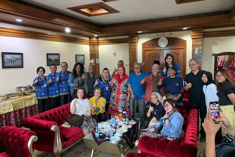 Wali Kota Semarang Hevearita Gunaryanti Rahayu saat menjamu Butet Kartaredjasa dan aktor legendaris lainnya.  (Pemkot Semarang)