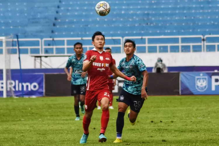 Pemain Persis Solo Sutanto Tan saat hendak menghadang pergerakan pemain PSIS Semarang Septian David.  (Ayosemarang.com/ Audrian Firhannusa)