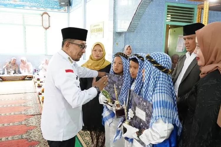 Bupati Tanah Datar menghadiri Khatam Alquran di TPA Darussalam di Nagari Balimbing yang merupakan nagari tahfiz.