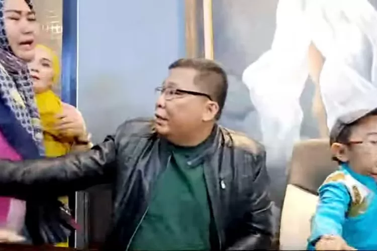 Shelvie Hana yang tiba-tiba muncul di jumpa pers, memaksa Daus Mini mempertemukan sang anak dengan dirinya.