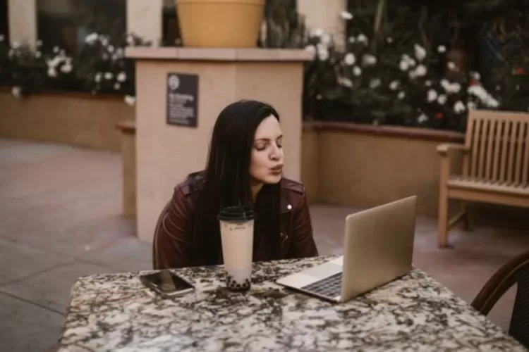 Ilustrasi tips hubungan LDR agar dia semakin cinta (Pexels/RodneaProductions)