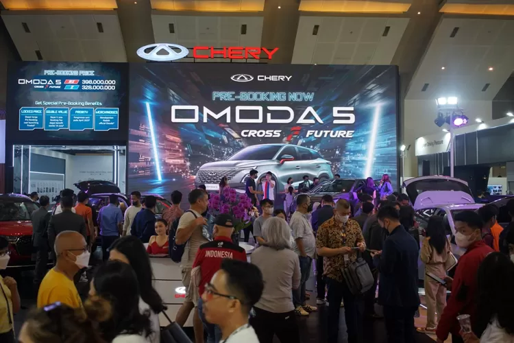 Para Pengunjung  Both Chery di IIMS (foto PT CSI)