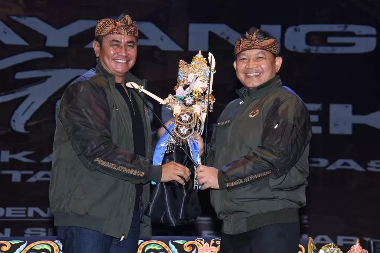  Danjen Kopassus Mayjen TNI  Iwan Setiawan (kiri) menyerahkan cinderamata kepada Kasad Jenderal TNI Dudung Abdurrahman (kanan) berupa Wayang Golek. 