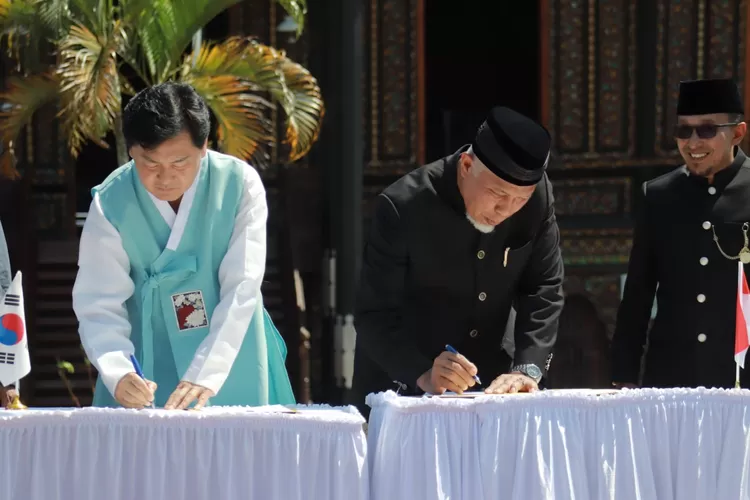 Letter Of Intent (LOI) kerjasama Sister Province antara Provinsi Sumatera Barat dengan Provinsi Jeollabuk-Do, Korea Selatan diteken Gubernur Sumbar, Mahyeldi Ansharullah. (Humas Pemprov Sumbar)