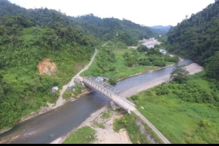 Kementerian Pekerjaan Umum dan Perumahan Rakyat (PUPR) secara bertahap melanjutkan pembangunan jalan perbatasan di Kalimantan dan Papua 