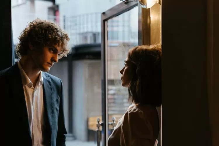 Ilustrasi bahasa tubuh wanita saat selingkuh, kenali tanda-tandanya yang tidak boleh diabaikan (Pexels/cottonbro studio)