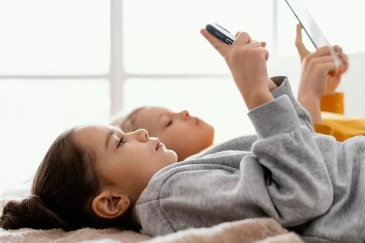 Anak kecanduan main Gagdget (Freepik)