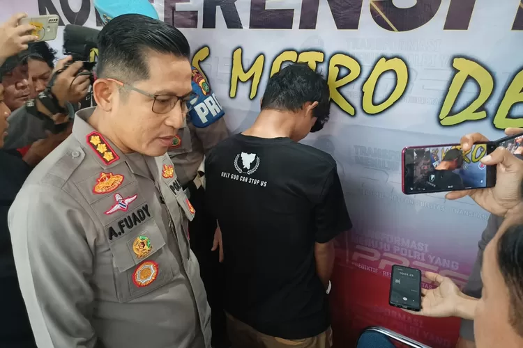 Kapolres Metro Depok, Kombes Ahmad Fuady saat introgasi pelaku tabrak lari yang tewaskan lansia (HarianHaluan.com)