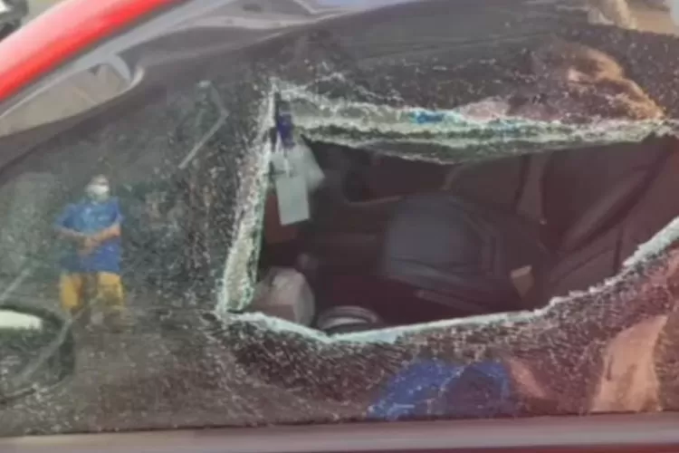 Miris, kaca mobil milik salah satu pengacara ini rusak. Padahal, dia baru saja parkir sekira lima menit di jalan Fly Over, Jamin Ginting, Medan, Sumatera Utara. (Instagram.com/@tkpmedan)