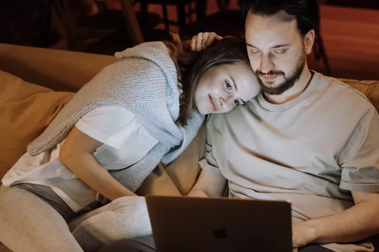 Ilustrasi ciri wanita mencintai pasangan dengan tulus (Pexels/cottonbro studio)