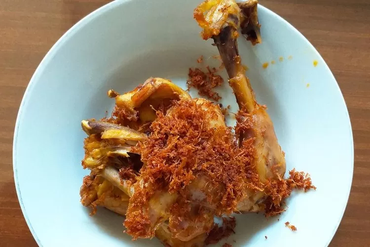 Ayam Goreng khas Minangkabau dengan bumbu rempah adalah menu populer di Rumah Makan Makan (Sari Bundo)