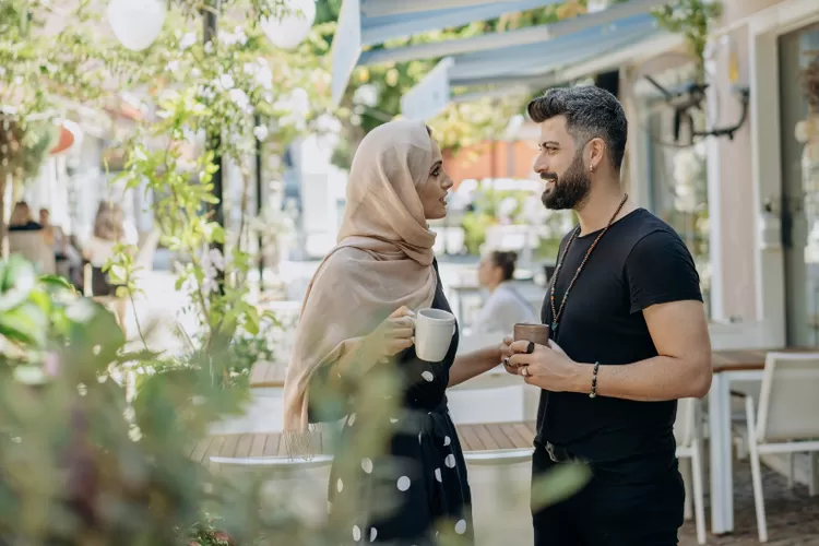 Ilustrasi bahasa tubuh pria yang ungkapkan tanda menaruh hati pada wanita (Pexels/Mikhail Nilov)